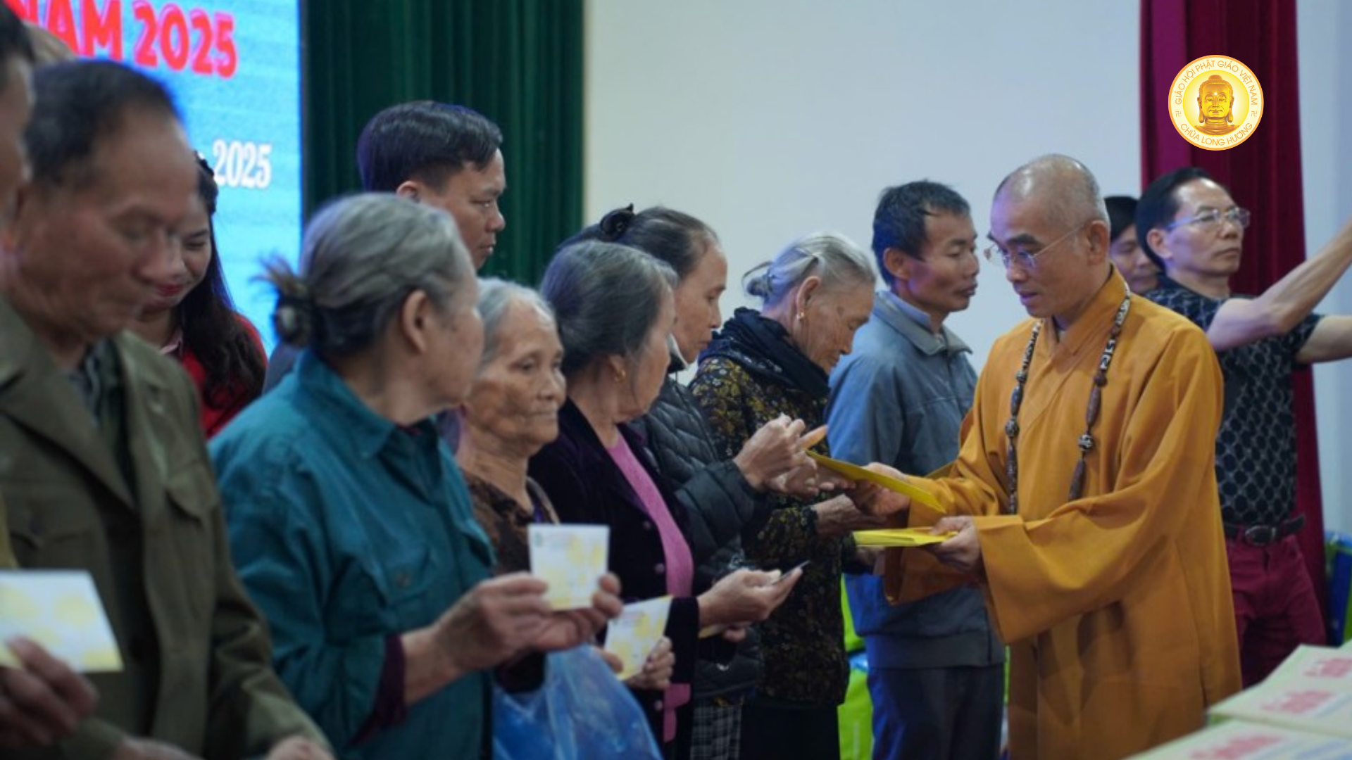 GIÁO HỘI PHẬT GIÁO VIỆT NAM TRAO 2000 PHẦN QUÀ CHO BÀ CON TẠI HÀ TĨNH VÀ QUẢNG TRỊ