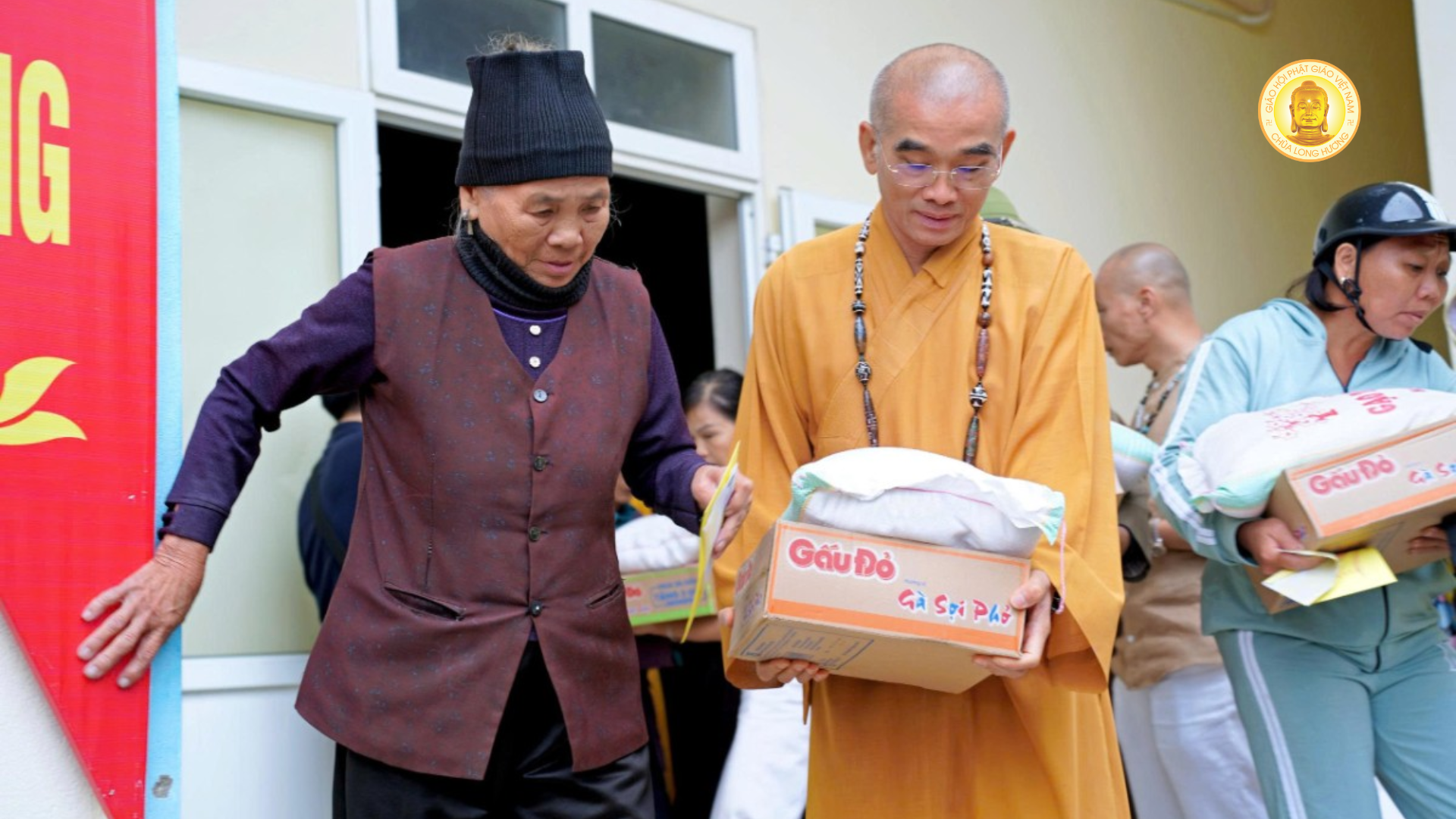 TRUNG ƯƠNG GIÁO HỘI PHẬT GIÁO VIỆT NAM TIẾP TỤC HÀNH TRÌNH CỨU TRỢ NGƯỜI DÂN VÙNG LŨ TẠI 2 TỈNH THANH HÓA VÀ NGHỆ AN